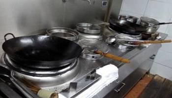 食堂燃?xì)庠罹? /> 
<h3>
	食堂燃?xì)庠罹?
</h3>
1、使用燃?xì)庠罹咔?，?yīng)先檢查所有截門(mén)是否關(guān)閉，確認(rèn)無(wú)誤后，開(kāi)啟總截門(mén)再進(jìn)行使用。<br />
2、操作時(shí)須嚴(yán)格執(zhí)行“火等氣”的原則，嚴(yán)禁先開(kāi)氣后點(diǎn)火，以防爆燃。<br />
3、點(diǎn)火時(shí)，應(yīng)先點(diǎn)燃點(diǎn)火棒，再點(diǎn)燃長(zhǎng)明火，由長(zhǎng)明火點(diǎn)燃主火孔。嚴(yán)禁違章操作。<br />
4、間斷使用時(shí)，須先確認(rèn)長(zhǎng)明火是否長(zhǎng)明，如已熄滅，須按第三條重新操作。嚴(yán)禁盲目操作而發(fā)生燃?xì)庑孤丁?br />
5、使用完畢后，應(yīng)按程序先關(guān)小截門(mén)，再關(guān)中截門(mén)，最后關(guān)閉總截門(mén)。嚴(yán)禁只關(guān)總截門(mén)而不關(guān)中、小截門(mén)。<br />
6、凡使用者必須保持灶具設(shè)備干凈整潔、完好無(wú)損，發(fā)現(xiàn)問(wèn)題及時(shí)報(bào)告。<br />
7、如發(fā)現(xiàn)燃?xì)庑孤兑⒓搓P(guān)閉總截門(mén)，迅速開(kāi)窗通風(fēng)并及時(shí)報(bào)修。<br />
8、下班時(shí)，必須檢查所有燃?xì)饨亻T(mén)、電器開(kāi)關(guān)是否關(guān)閉，確認(rèn)無(wú)誤后，方可下班離崗。<br />
<hr />
<img src=